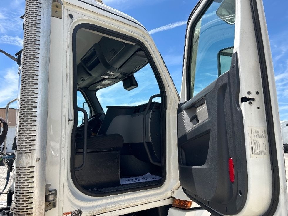Day Cab Tractor-Heavy Duty Tractors-Freightliner-2021-T12664ST-Mobile-AL-244,317\n\t\tmiles-$ 72,000 - Image 12