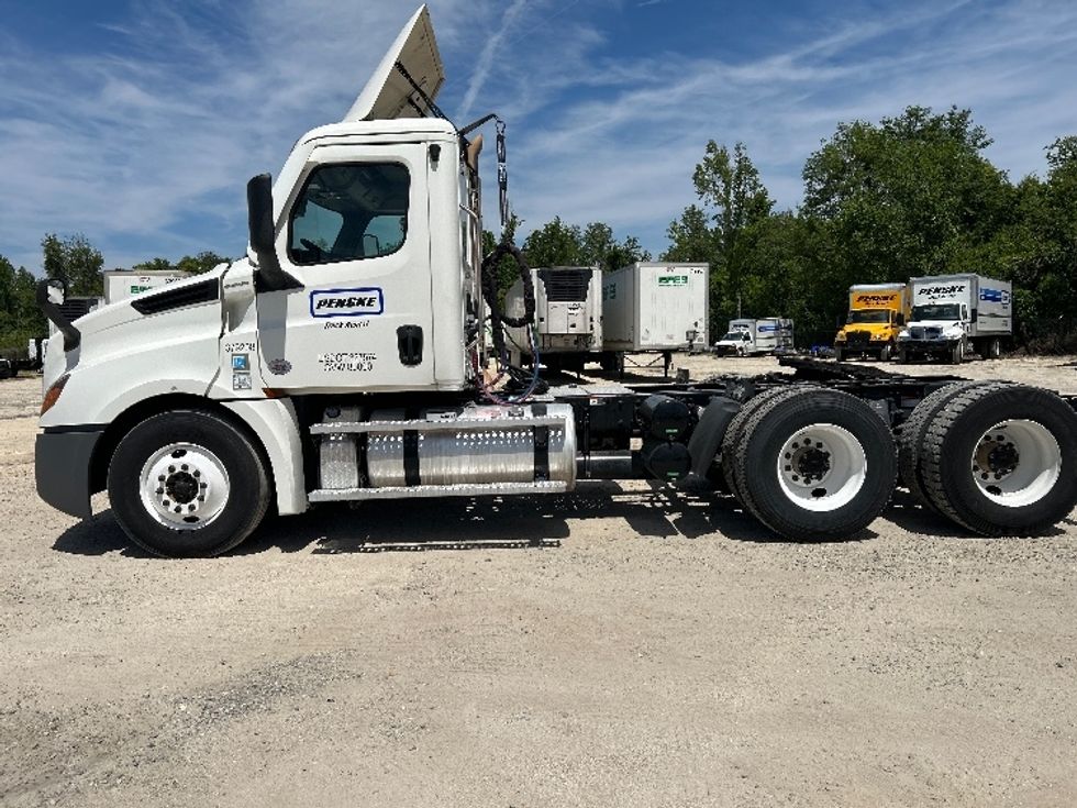 Day Cab Tractor-Heavy Duty Tractors-Freightliner-2021-T12664ST-Mobile-AL-244,317\n\t\tmiles-$ 72,000 - Image 4