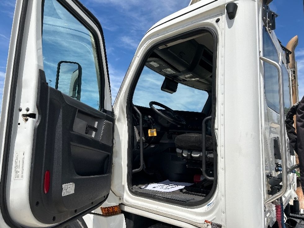 Day Cab Tractor-Heavy Duty Tractors-Freightliner-2021-T12664ST-Mobile-AL-244,317\n\t\tmiles-$ 72,000 - Image 9