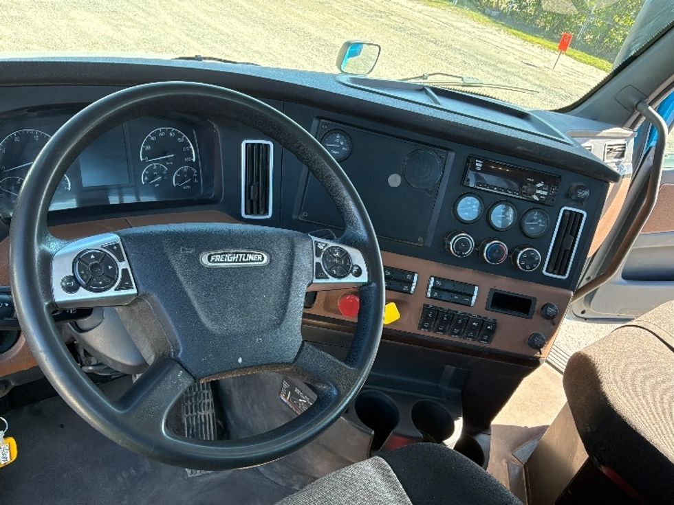 Day Cab Tractor-Heavy Duty Tractors-Freightliner-2021-T12664ST-Montreal-PQ-189,817\n\t\tkm-$ 108,750 - Image 11