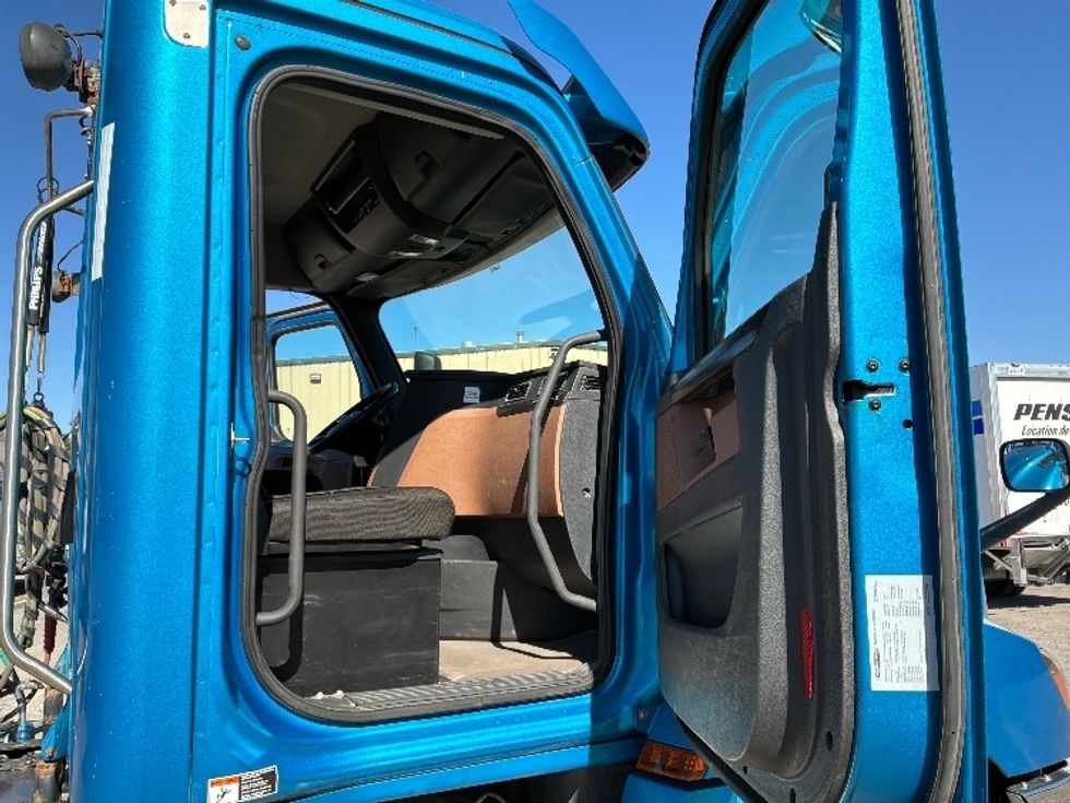 Day Cab Tractor-Heavy Duty Tractors-Freightliner-2021-T12664ST-Montreal-PQ-189,817\n\t\tkm-$ 108,750 - Image 12