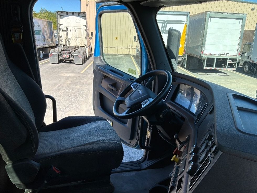 Day Cab Tractor-Heavy Duty Tractors-Freightliner-2021-T12664ST-Montreal-PQ-189,817\n\t\tkm-$ 108,750 - Image 14