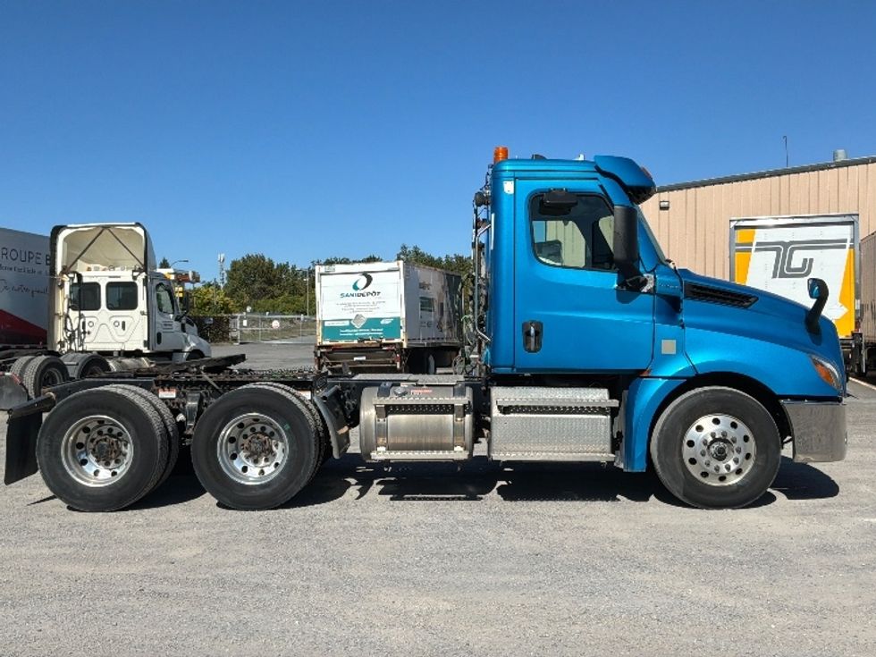 Day Cab Tractor-Heavy Duty Tractors-Freightliner-2021-T12664ST-Montreal-PQ-189,817\n\t\tkm-$ 108,750 - Image 8