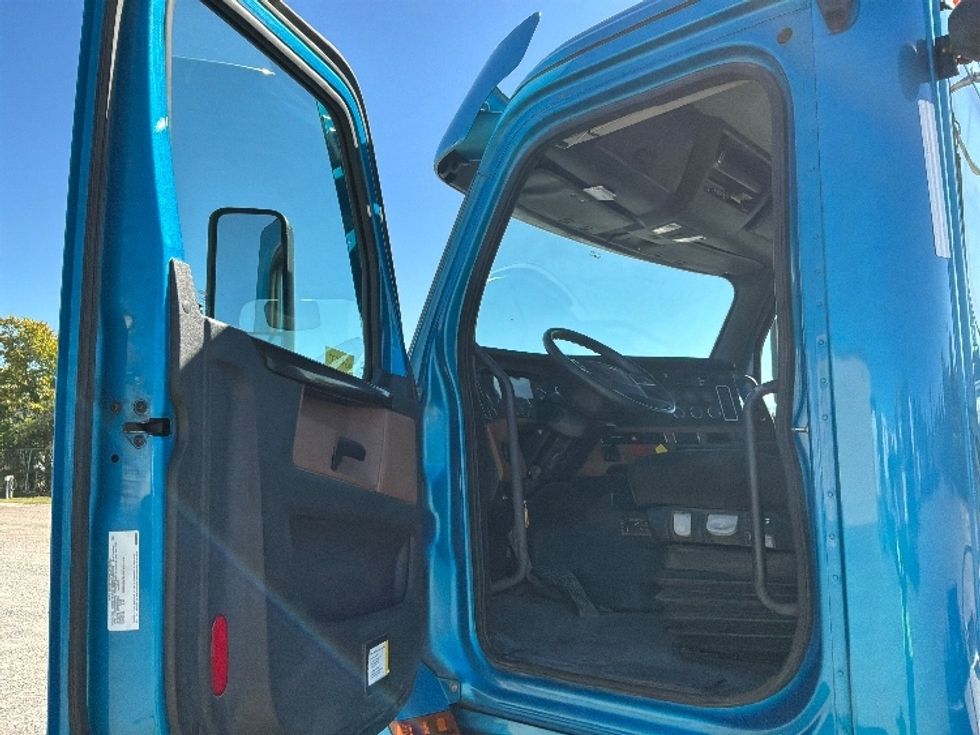 Day Cab Tractor-Heavy Duty Tractors-Freightliner-2021-T12664ST-Montreal-PQ-189,817\n\t\tkm-$ 108,750 - Image 9
