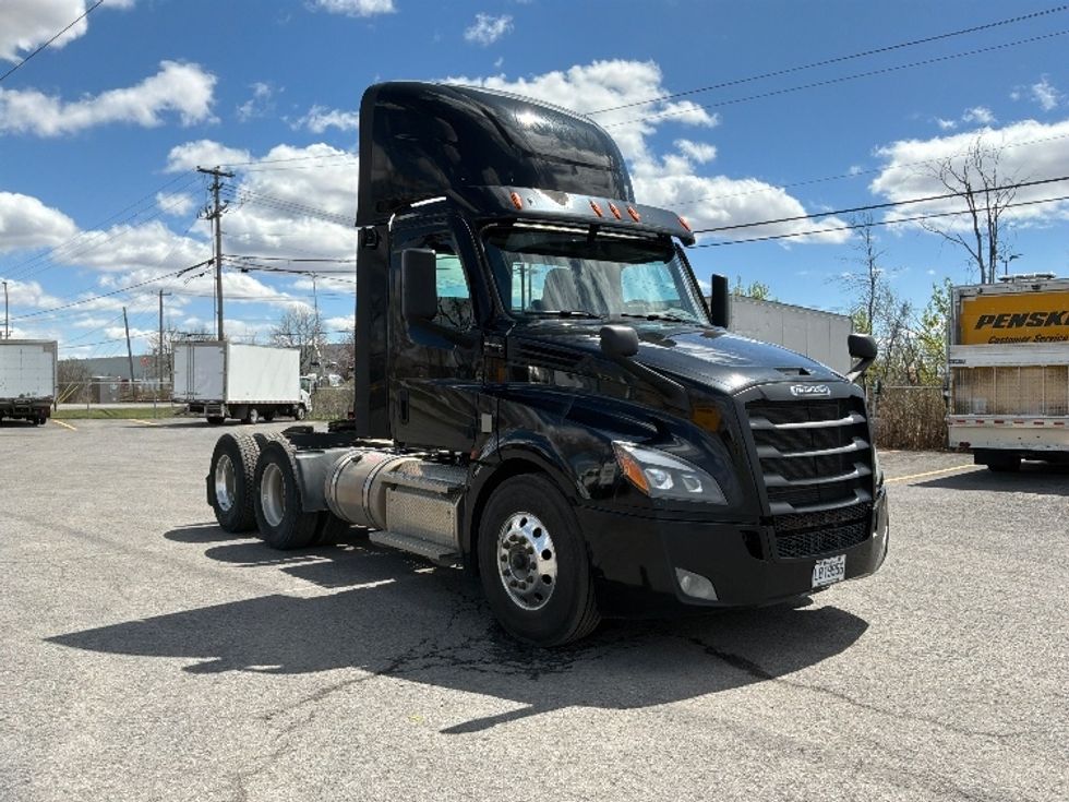 Day Cab Tractor-Heavy Duty Tractors-Freightliner-2021-T12664ST-Montreal-PQ-600,099\n\t\tkm-$ 69,250 - Image 1