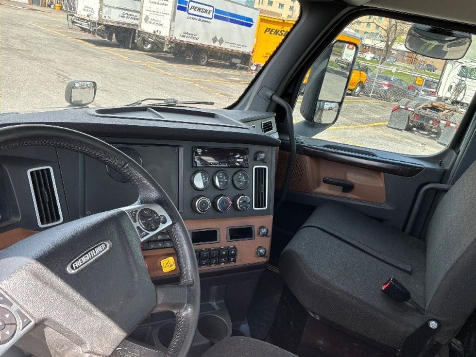 Day Cab Tractor-Heavy Duty Tractors-Freightliner-2021-T12664ST-Montreal-PQ-600,099\n\t\tkm-$ 69,250 - Image 10