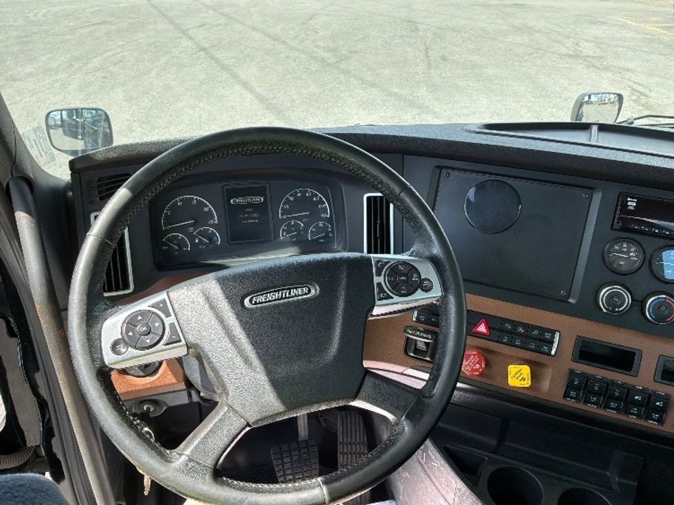 Day Cab Tractor-Heavy Duty Tractors-Freightliner-2021-T12664ST-Montreal-PQ-600,099\n\t\tkm-$ 69,250 - Image 11