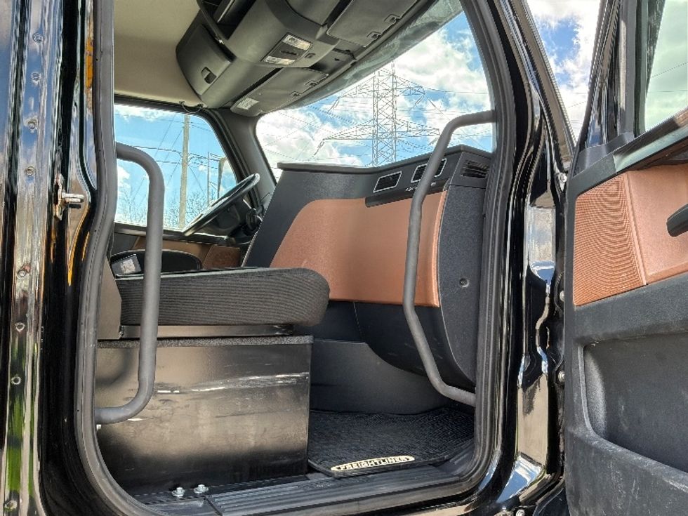Day Cab Tractor-Heavy Duty Tractors-Freightliner-2021-T12664ST-Montreal-PQ-600,099\n\t\tkm-$ 69,250 - Image 12