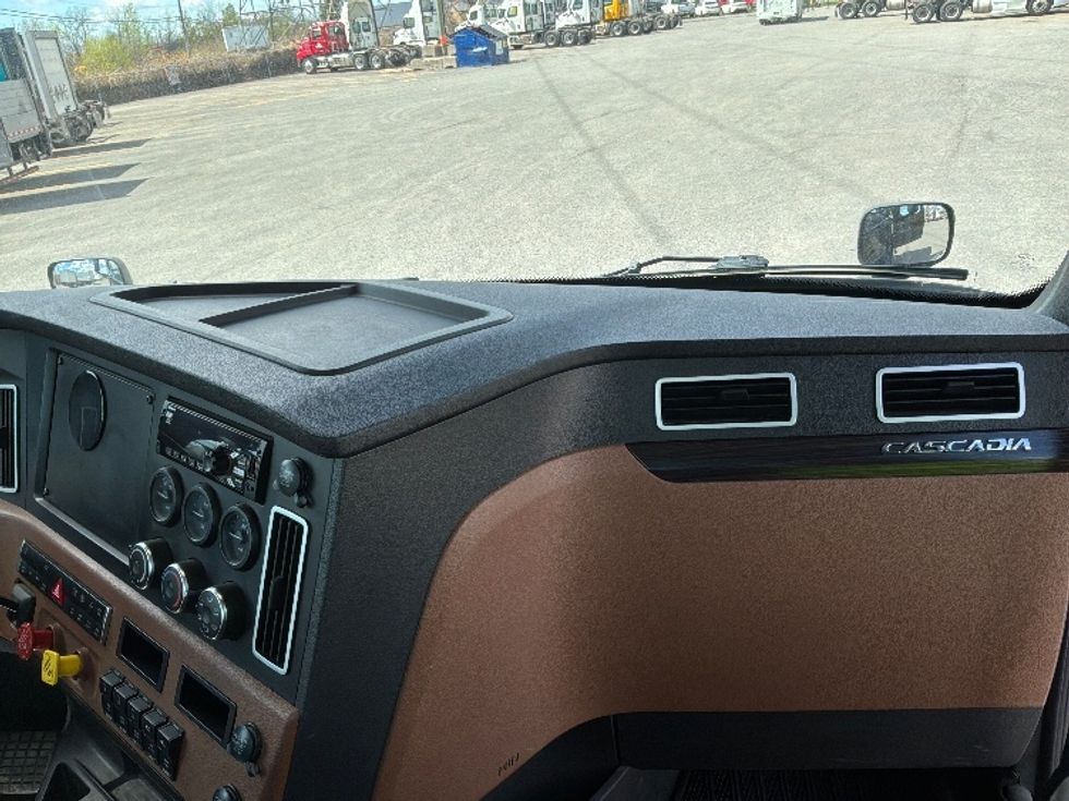 Day Cab Tractor-Heavy Duty Tractors-Freightliner-2021-T12664ST-Montreal-PQ-600,099\n\t\tkm-$ 69,250 - Image 13