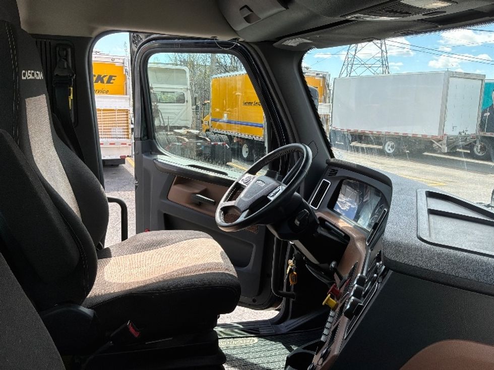 Day Cab Tractor-Heavy Duty Tractors-Freightliner-2021-T12664ST-Montreal-PQ-600,099\n\t\tkm-$ 69,250 - Image 14
