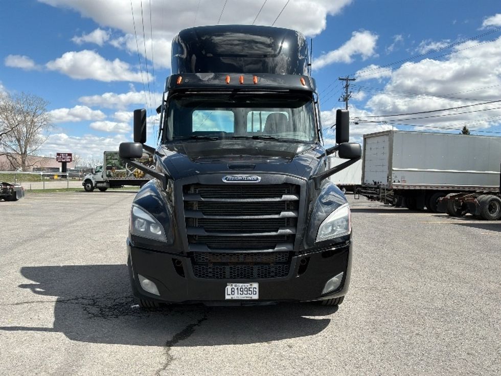 Day Cab Tractor-Heavy Duty Tractors-Freightliner-2021-T12664ST-Montreal-PQ-600,099\n\t\tkm-$ 69,250 - Image 2