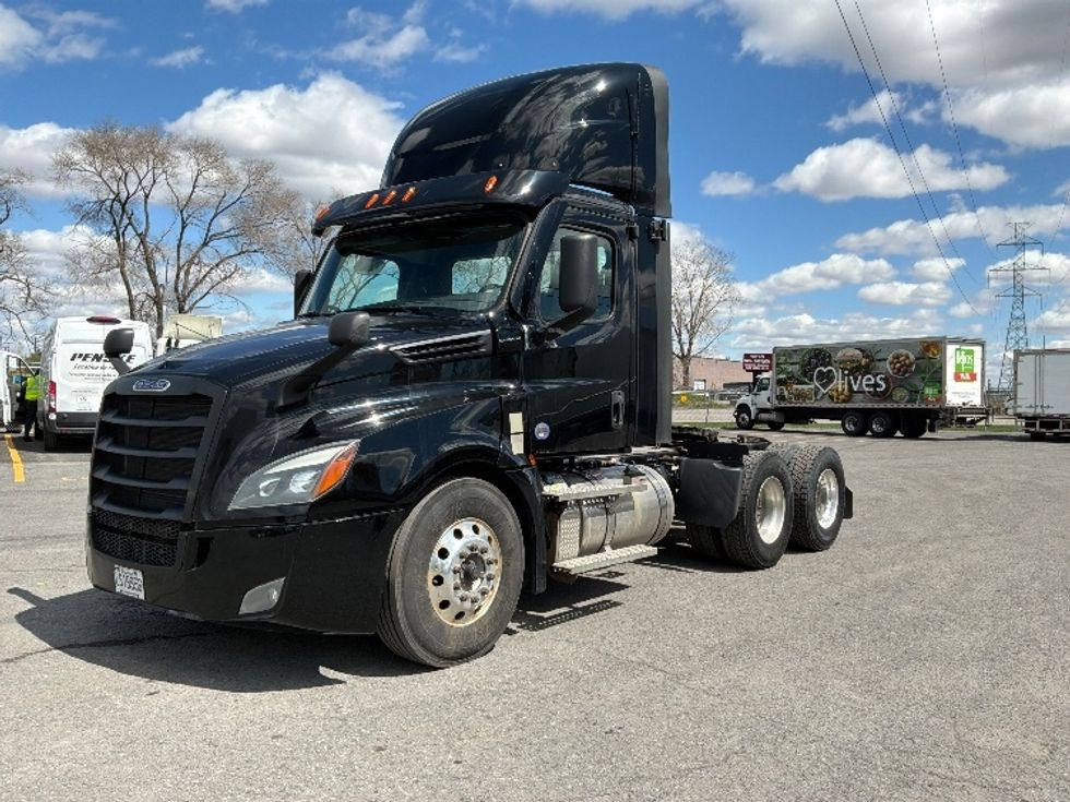 Day Cab Tractor-Heavy Duty Tractors-Freightliner-2021-T12664ST-Montreal-PQ-600,099\n\t\tkm-$ 69,250 - Image 3