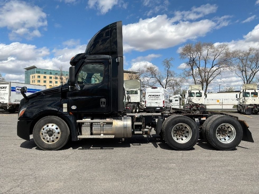Day Cab Tractor-Heavy Duty Tractors-Freightliner-2021-T12664ST-Montreal-PQ-600,099\n\t\tkm-$ 69,250 - Image 4