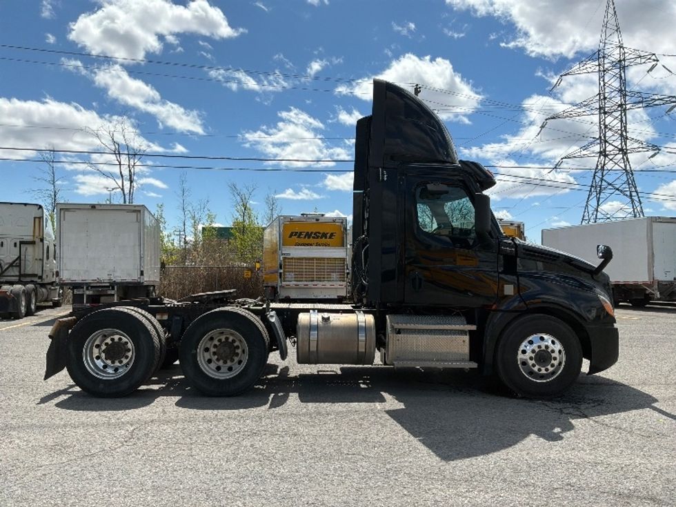 Day Cab Tractor-Heavy Duty Tractors-Freightliner-2021-T12664ST-Montreal-PQ-600,099\n\t\tkm-$ 69,250 - Image 8