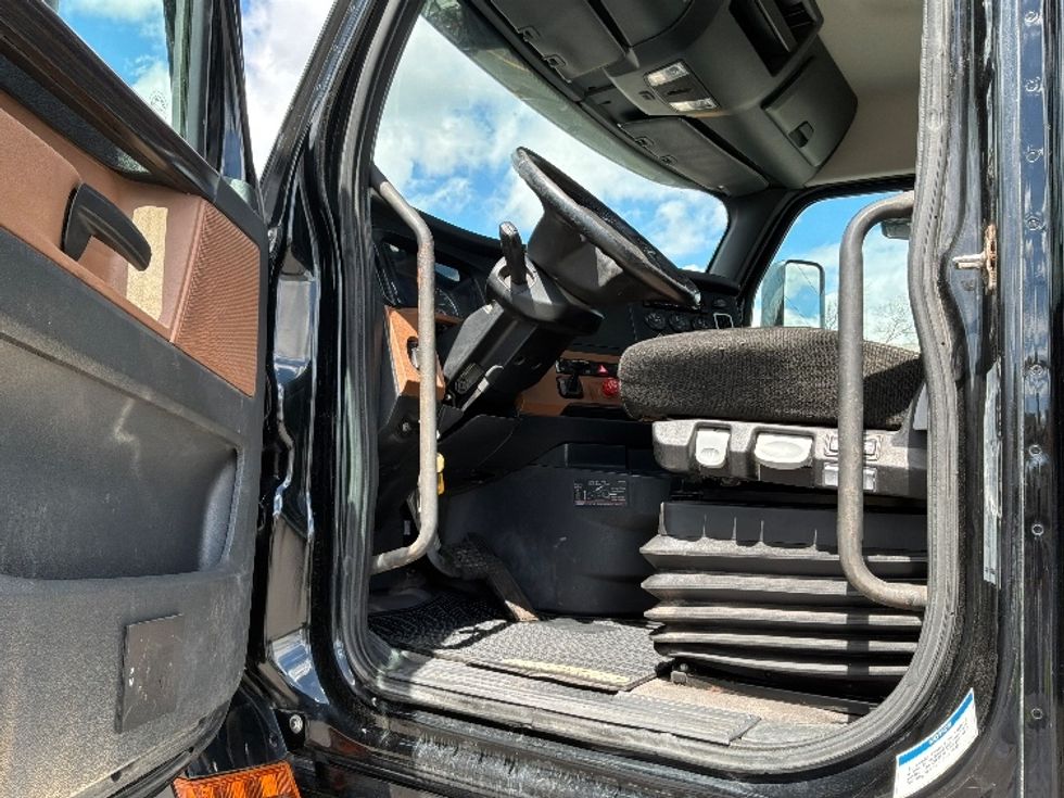 Day Cab Tractor-Heavy Duty Tractors-Freightliner-2021-T12664ST-Montreal-PQ-600,099\n\t\tkm-$ 69,250 - Image 9
