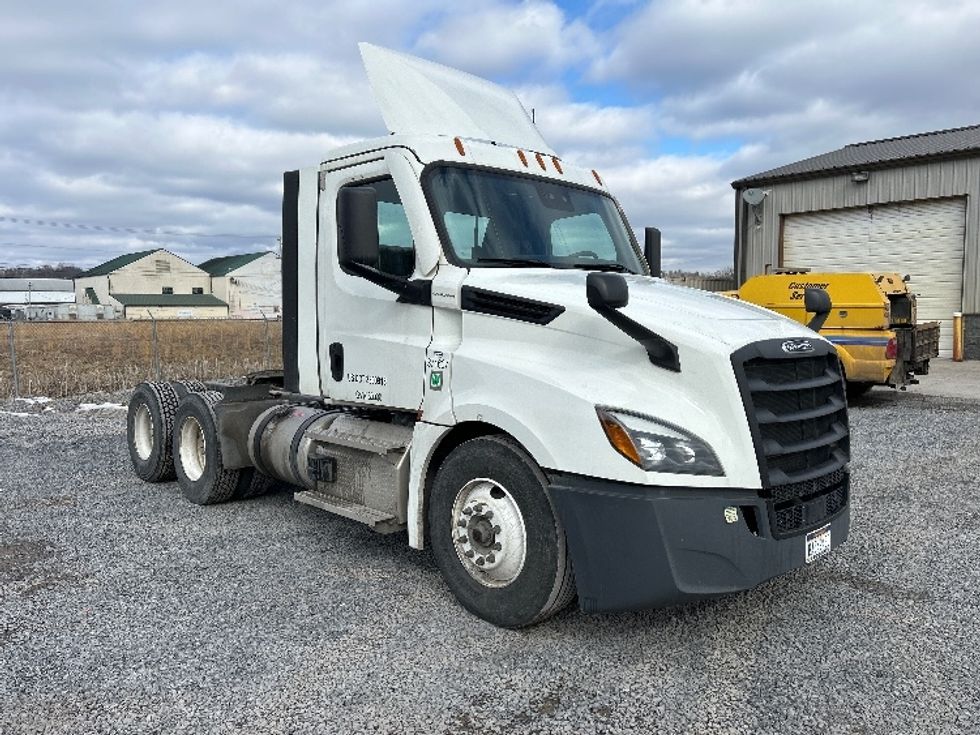 Day Cab Tractor-Heavy Duty Tractors-Freightliner-2021-T12664ST-Morgantown-WV-406,327\n\t\tmiles-$ 51,500 - Image 1