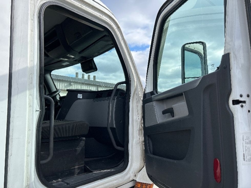 Day Cab Tractor-Heavy Duty Tractors-Freightliner-2021-T12664ST-Morgantown-WV-406,327\n\t\tmiles-$ 51,500 - Image 12