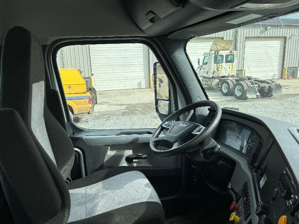 Day Cab Tractor-Heavy Duty Tractors-Freightliner-2021-T12664ST-Morgantown-WV-406,327\n\t\tmiles-$ 51,500 - Image 14