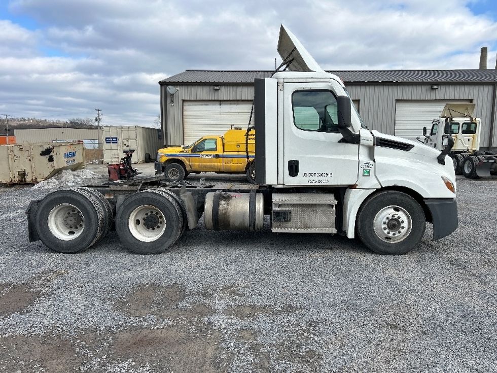 Day Cab Tractor-Heavy Duty Tractors-Freightliner-2021-T12664ST-Morgantown-WV-406,327\n\t\tmiles-$ 51,500 - Image 8