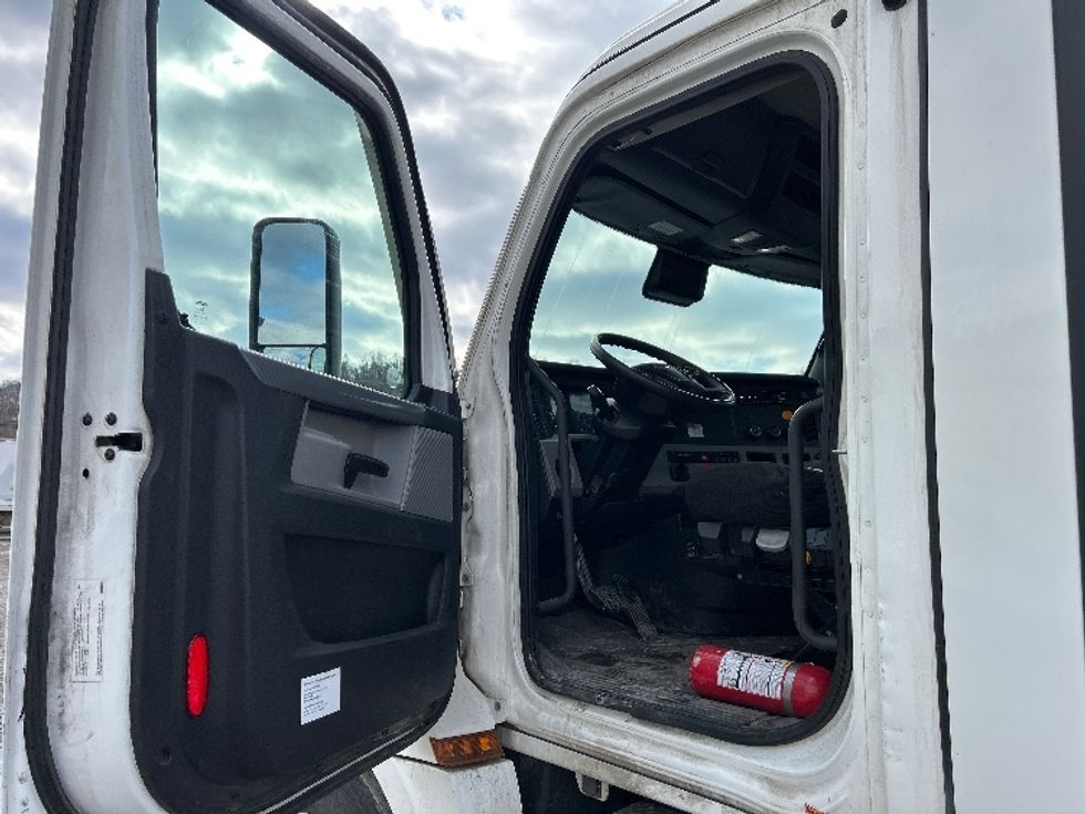 Day Cab Tractor-Heavy Duty Tractors-Freightliner-2021-T12664ST-Morgantown-WV-406,327\n\t\tmiles-$ 51,500 - Image 9