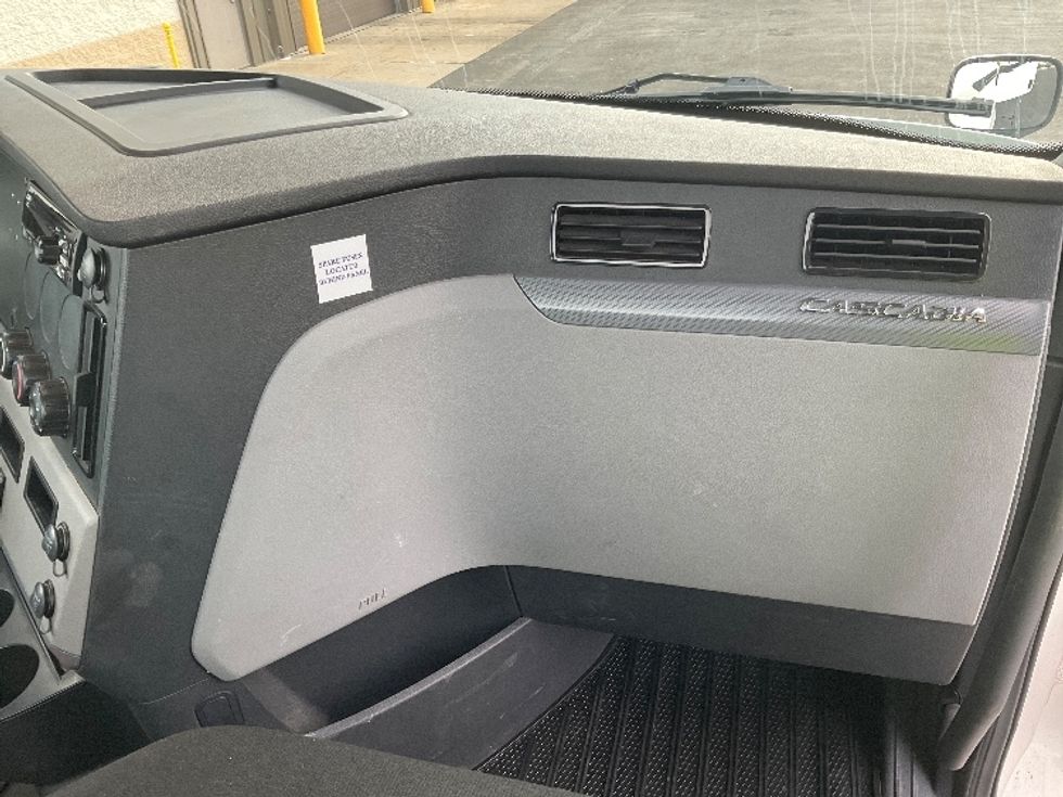 Day Cab Tractor-Heavy Duty Tractors-Freightliner-2021-T12664ST-Neenah-WI-163,195\n\t\tmiles-$ 70,250 - Image 13