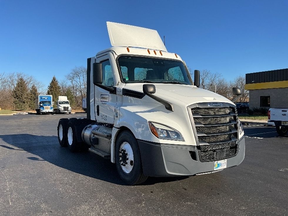 Day Cab Tractor-Heavy Duty Tractors-Freightliner-2021-T12664ST-New Castle-DE-226,531\n\t\tmiles-$ 63,000 - Image 1
