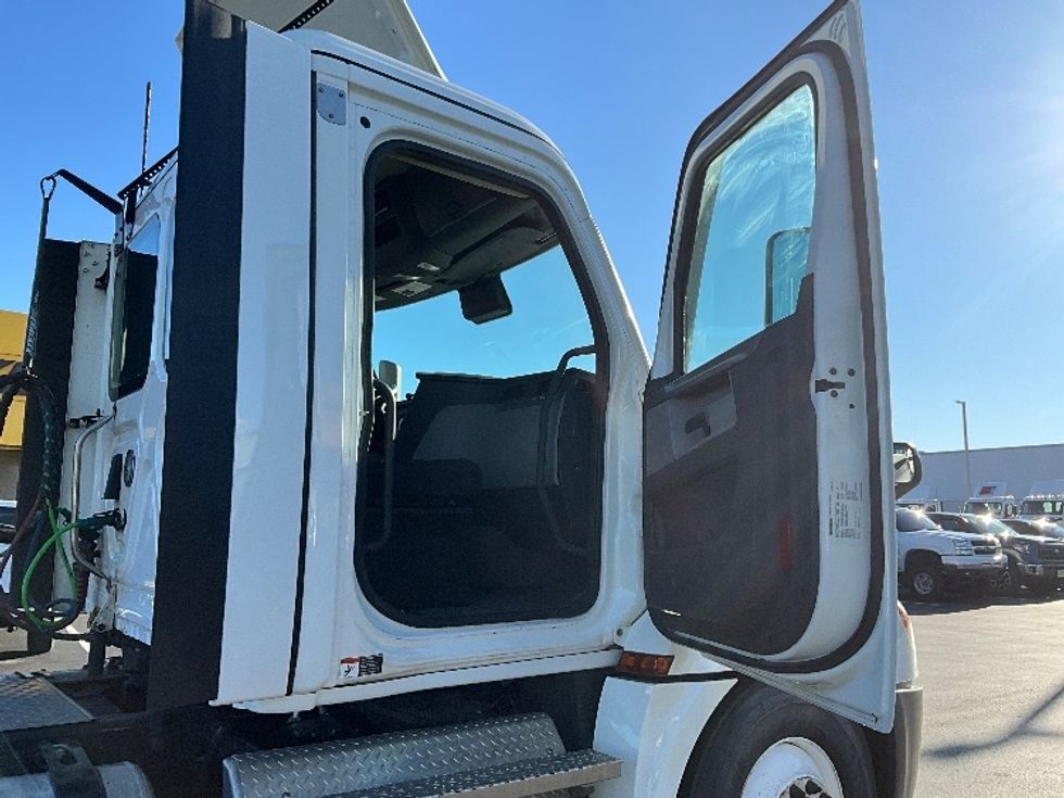Day Cab Tractor-Heavy Duty Tractors-Freightliner-2021-T12664ST-New Castle-DE-226,531\n\t\tmiles-$ 63,000 - Image 12