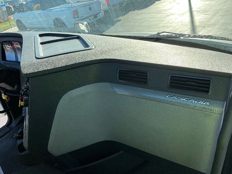 Day Cab Tractor-Heavy Duty Tractors-Freightliner-2021-T12664ST-New Castle-DE-226,531\n\t\tmiles-$ 63,000 - Image 13