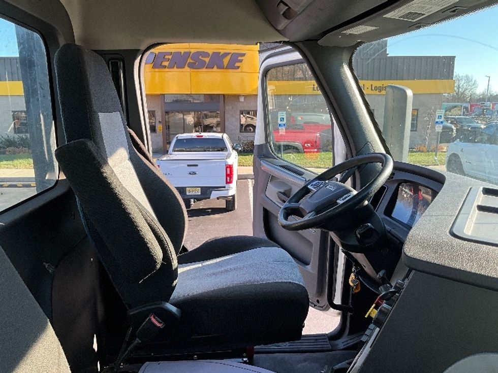 Day Cab Tractor-Heavy Duty Tractors-Freightliner-2021-T12664ST-New Castle-DE-226,531\n\t\tmiles-$ 63,000 - Image 14