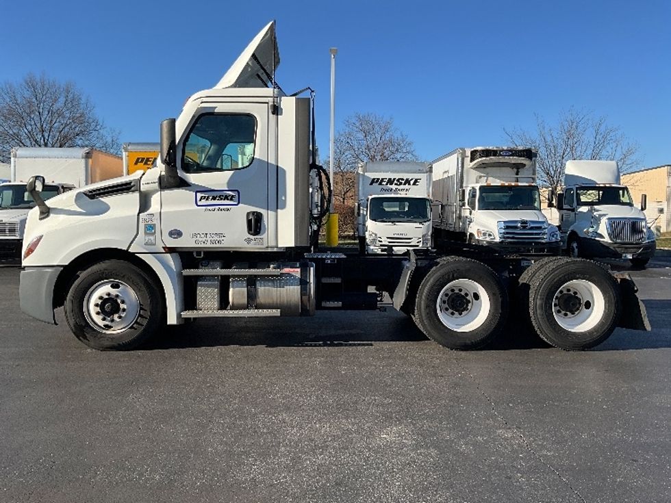 Day Cab Tractor-Heavy Duty Tractors-Freightliner-2021-T12664ST-New Castle-DE-226,531\n\t\tmiles-$ 63,000 - Image 4