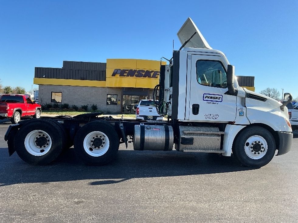 Day Cab Tractor-Heavy Duty Tractors-Freightliner-2021-T12664ST-New Castle-DE-226,531\n\t\tmiles-$ 63,000 - Image 8