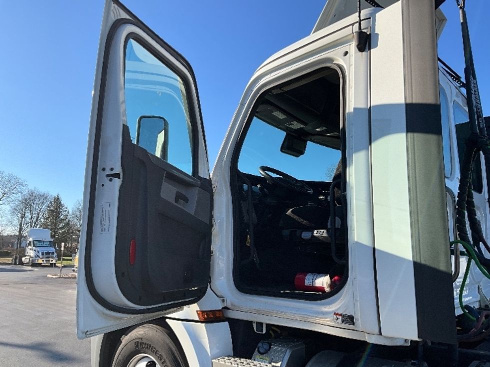 Day Cab Tractor-Heavy Duty Tractors-Freightliner-2021-T12664ST-New Castle-DE-226,531\n\t\tmiles-$ 63,000 - Image 9