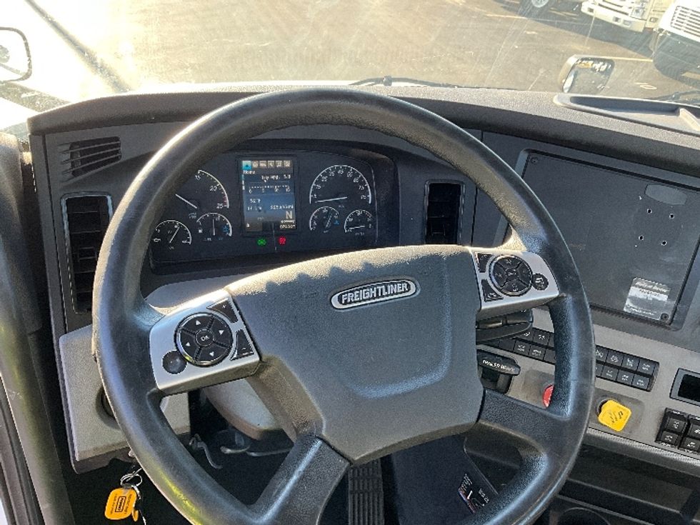 Day Cab Tractor-Heavy Duty Tractors-Freightliner-2021-T12664ST-New Castle-DE-228,592\n\t\tmiles-$ 59,000 - Image 11