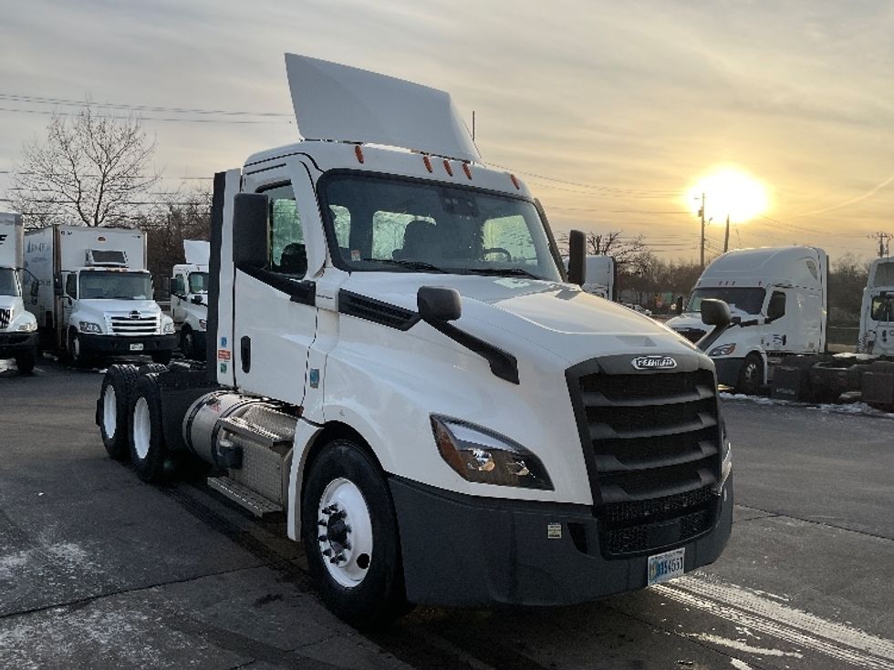 Day Cab Tractor-Heavy Duty Tractors-Freightliner-2021-T12664ST-New Castle-DE-240,920\n\t\tmiles-$ 61,750 - Image 1