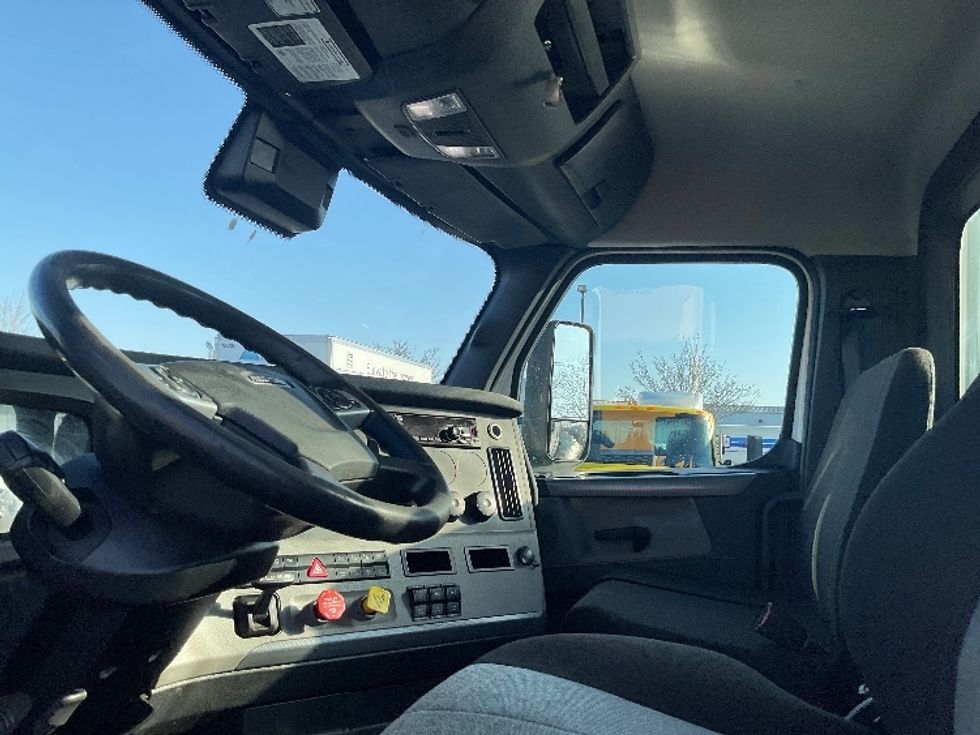 Day Cab Tractor-Heavy Duty Tractors-Freightliner-2021-T12664ST-New Castle-DE-240,920\n\t\tmiles-$ 61,750 - Image 10