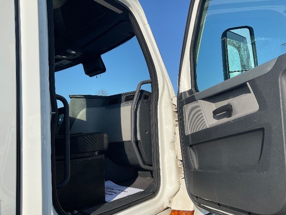 Day Cab Tractor-Heavy Duty Tractors-Freightliner-2021-T12664ST-New Castle-DE-240,920\n\t\tmiles-$ 61,750 - Image 12