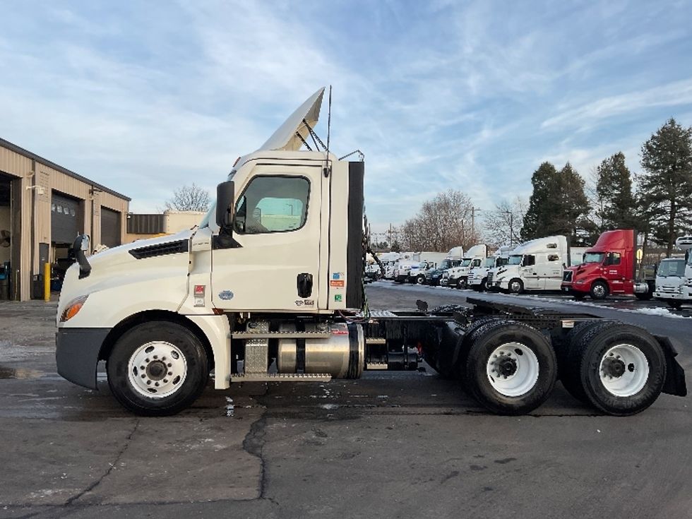 Day Cab Tractor-Heavy Duty Tractors-Freightliner-2021-T12664ST-New Castle-DE-240,920\n\t\tmiles-$ 61,750 - Image 4