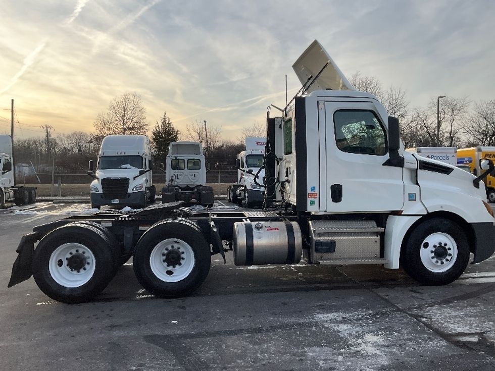 Day Cab Tractor-Heavy Duty Tractors-Freightliner-2021-T12664ST-New Castle-DE-240,920\n\t\tmiles-$ 61,750 - Image 8