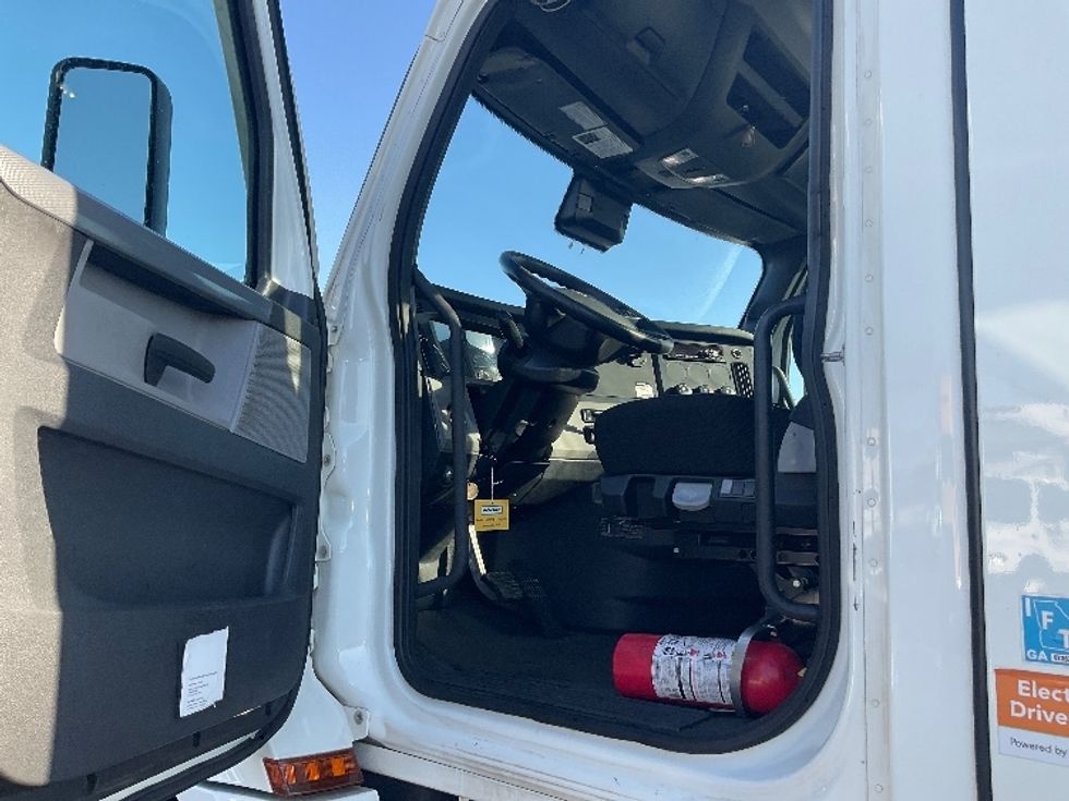 Day Cab Tractor-Heavy Duty Tractors-Freightliner-2021-T12664ST-New Castle-DE-240,920\n\t\tmiles-$ 61,750 - Image 9