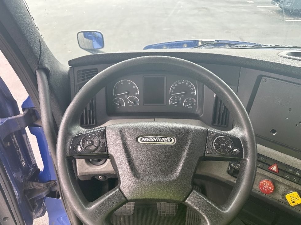 Day Cab Tractor-Heavy Duty Tractors-Freightliner-2021-T12664ST-New Castle-DE-337,207\n\t\tmiles-$ 54,000 - Image 11