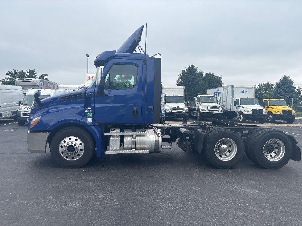 Day Cab Tractor-Heavy Duty Tractors-Freightliner-2021-T12664ST-New Castle-DE-337,207\n\t\tmiles-$ 54,000 - Image 4