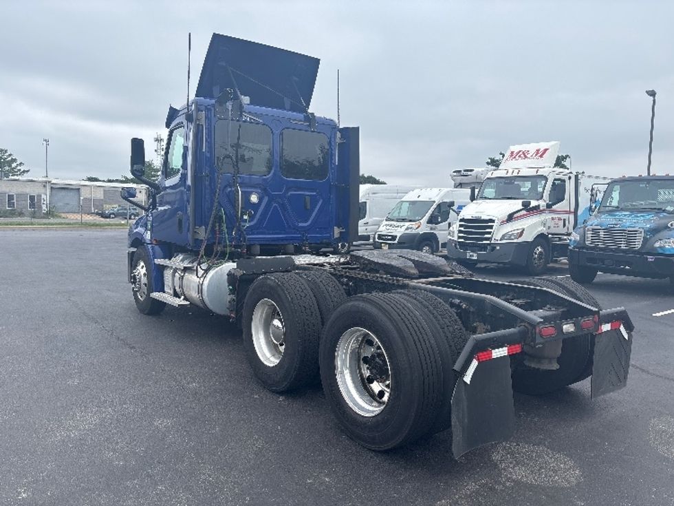 Day Cab Tractor-Heavy Duty Tractors-Freightliner-2021-T12664ST-New Castle-DE-337,207\n\t\tmiles-$ 54,000 - Image 5