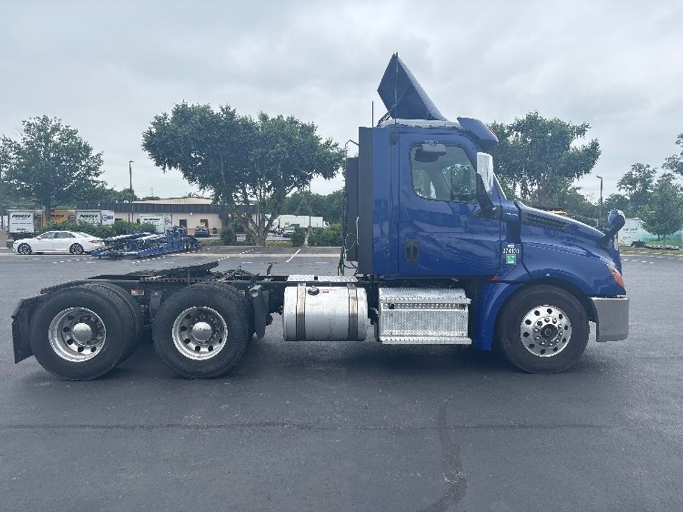 Day Cab Tractor-Heavy Duty Tractors-Freightliner-2021-T12664ST-New Castle-DE-337,207\n\t\tmiles-$ 54,000 - Image 8