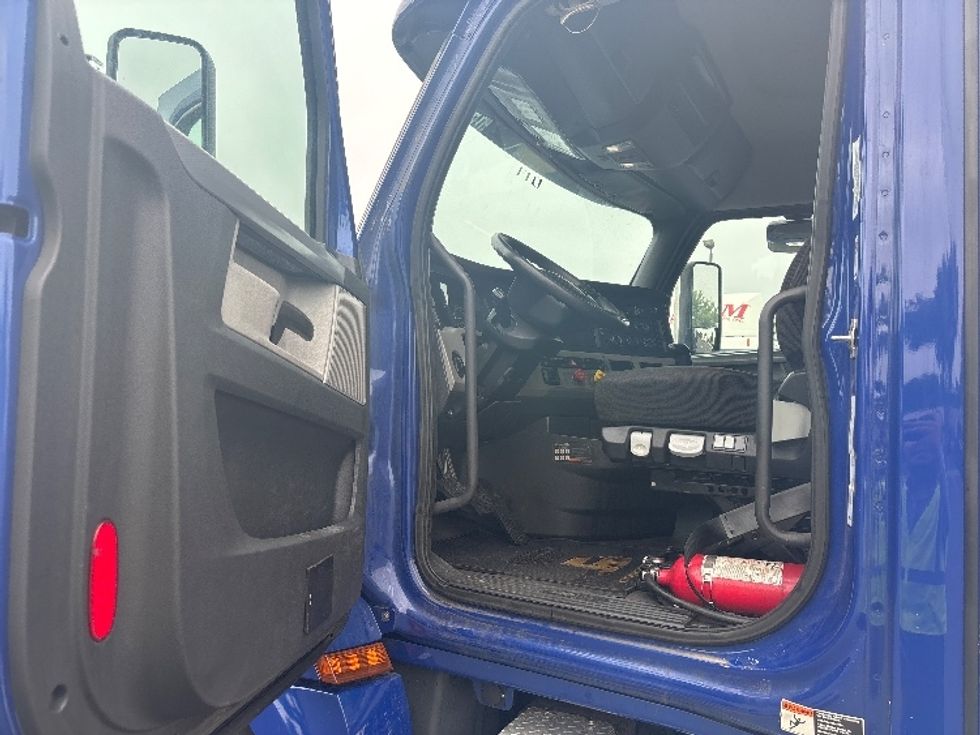 Day Cab Tractor-Heavy Duty Tractors-Freightliner-2021-T12664ST-New Castle-DE-337,207\n\t\tmiles-$ 54,000 - Image 9