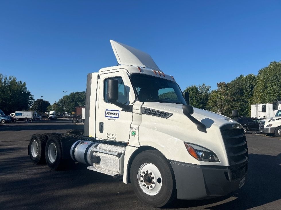 Day Cab Tractor-Heavy Duty Tractors-Freightliner-2021-T12664ST-Norcross-GA-329,107\n\t\tmiles-$ 63,500 - Image 1