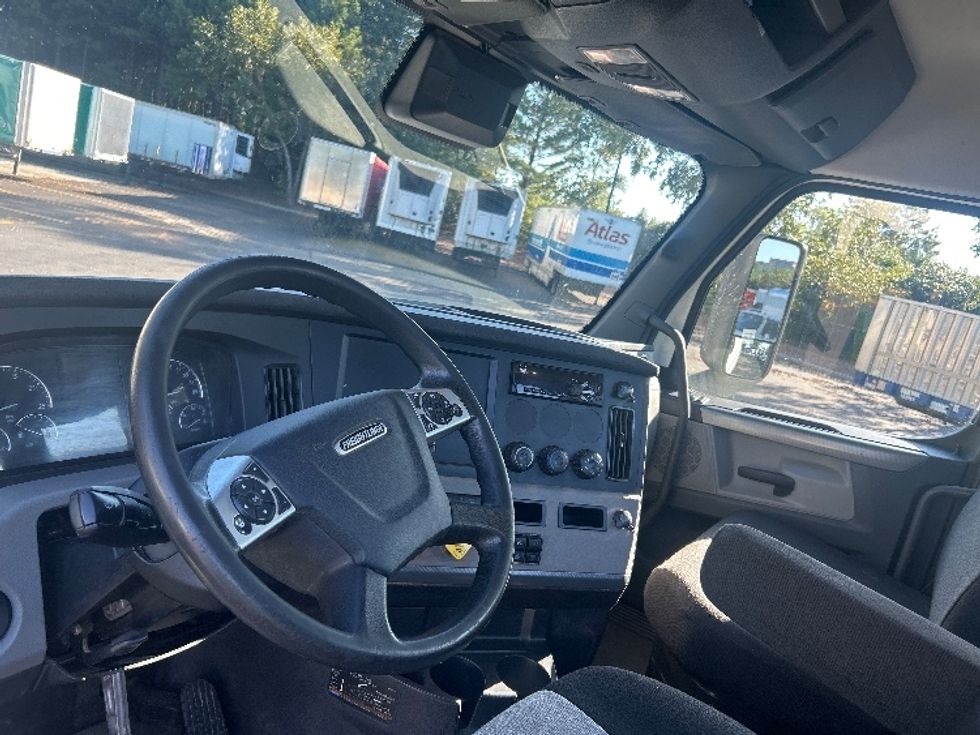 Day Cab Tractor-Heavy Duty Tractors-Freightliner-2021-T12664ST-Norcross-GA-329,107\n\t\tmiles-$ 63,500 - Image 10