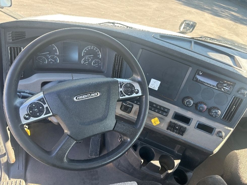 Day Cab Tractor-Heavy Duty Tractors-Freightliner-2021-T12664ST-Norcross-GA-329,107\n\t\tmiles-$ 63,500 - Image 11