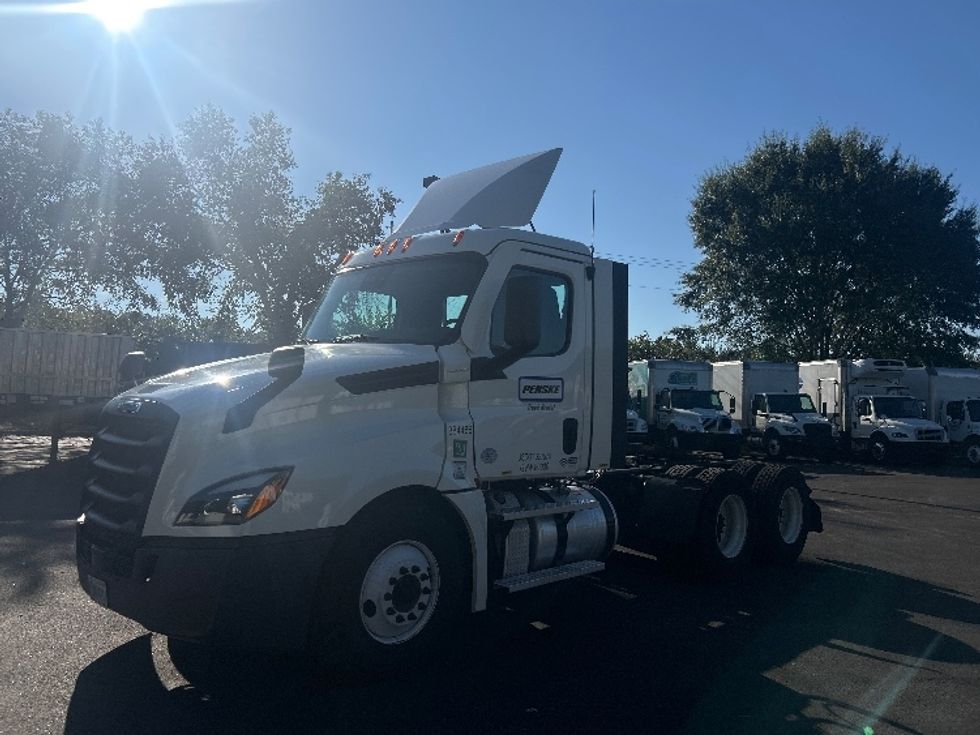 Day Cab Tractor-Heavy Duty Tractors-Freightliner-2021-T12664ST-Norcross-GA-329,107\n\t\tmiles-$ 63,500 - Image 3