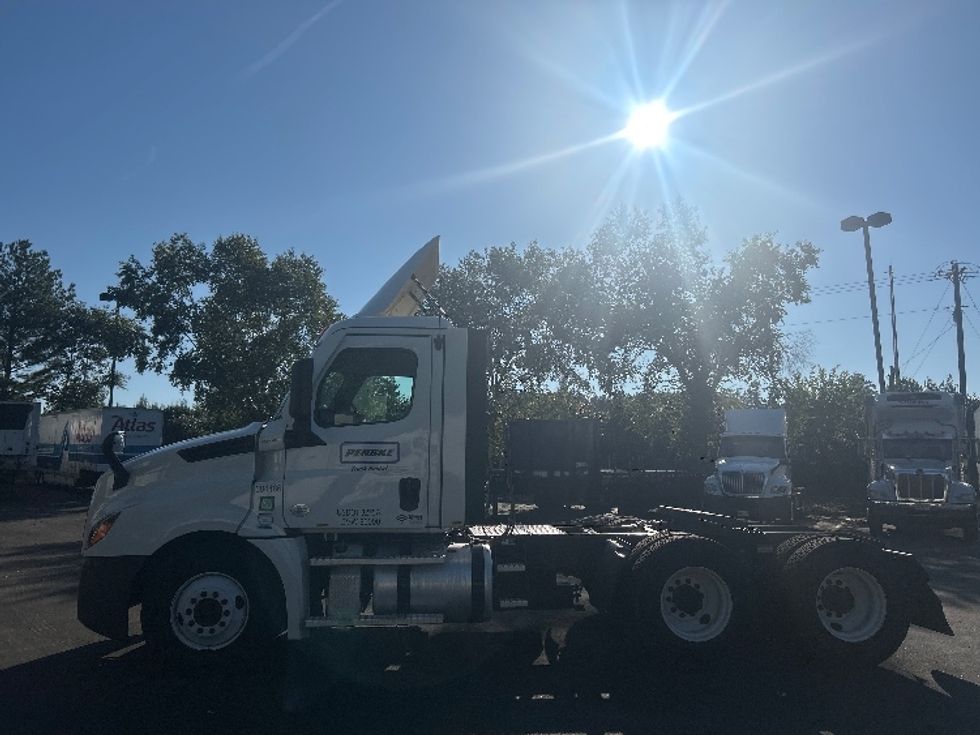Day Cab Tractor-Heavy Duty Tractors-Freightliner-2021-T12664ST-Norcross-GA-329,107\n\t\tmiles-$ 63,500 - Image 4