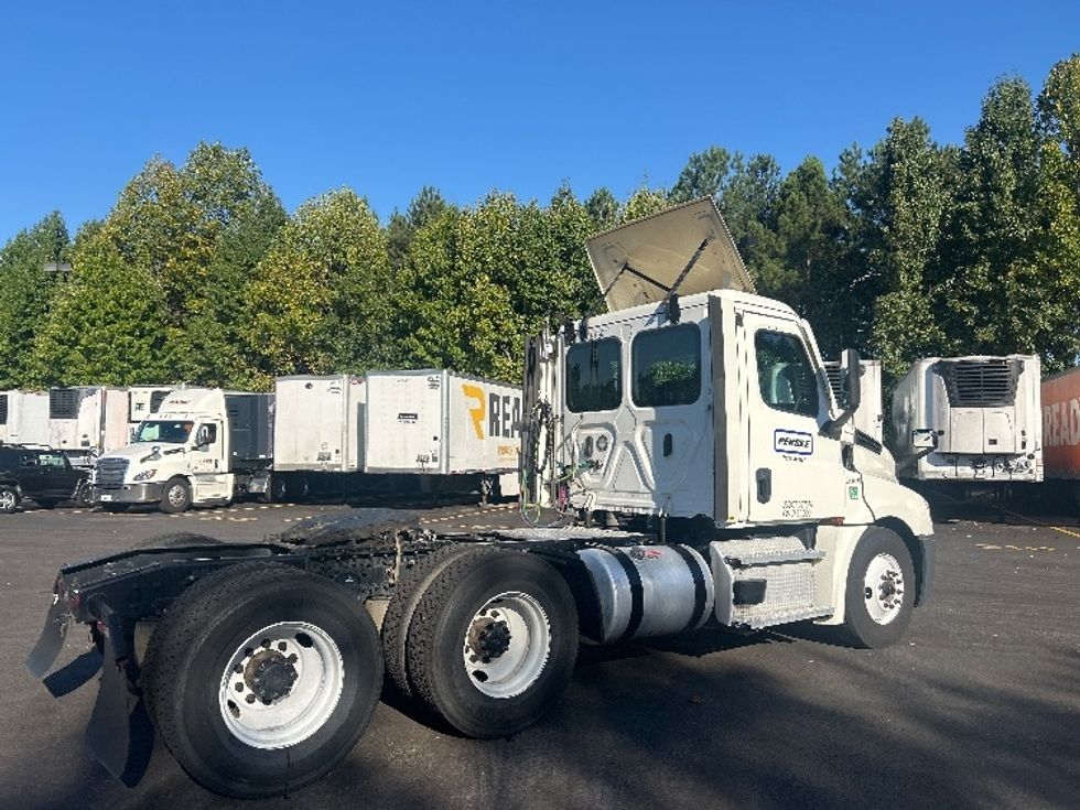 Day Cab Tractor-Heavy Duty Tractors-Freightliner-2021-T12664ST-Norcross-GA-329,107\n\t\tmiles-$ 63,500 - Image 7